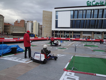 Momento del recorrido por el circuito de calles montado en la plaza de la Concordia.